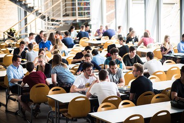 Klanten eten in verbruik zaal resto De Brug