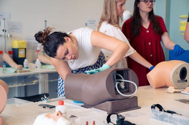 studenten geneeskunde oefenen hun vaardigheden op anatomische modellen in het zelfleerstation (vergrote weergave)